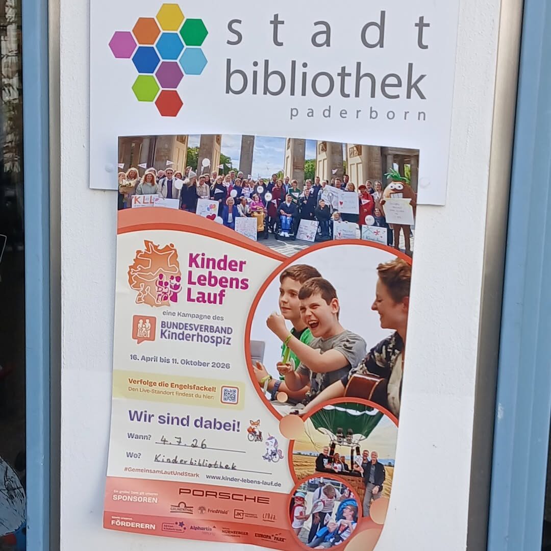 Plakat des "Bundesverband Kinderhospiz" unter dem Logo der Kinderbibliothek Paderborn. Auf dem Plakat sieht man die Wegmarkierung des "Kinder-Lebens-Laufs", eine große Menschengruppe mit Plakaten vor dem Brandenburger Tor, lachende Kindern und Erwachsene vor und in einem Fesselballon. Ein Kind hält die Engelsfackel in der Hand. Auf dem Plakat steht:" Wir sind dabei. Wann? 4.7.26/ Wo? Kinderbibliothek.).