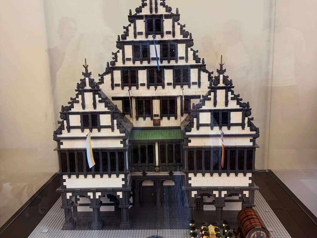 Ein Lego-Modell des Paderborner Rathauses steht in einer Vitrine. Das Modell zeigt das historische Gebäude mit vielen kleinen Details.
