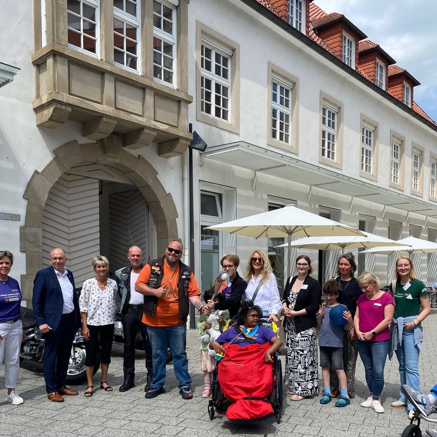 Auf dem Foto v. li. nach re.: Irene Müller vom Bundesverband Kinderhospiz e.V., Landrat Christoph Rüther, stell. Bürgermeisterin Sabine Kramm, Andreas "Pegotty" Kaase und Tim "Joe" Hähnke von UBAKA Ostwestfalen, David, Lucia, Nika und Sabine Höwelkröger, Inklusionsbeauftragte der Stadt Paderborn Lisa Müller, City Managerin Vera Westerwinter mit Clemens, Leiterin der Kinderbibliothek Anna Driller, Svenja Misamer von der Wanderjugend. Morgen stellen wir euch alle Akteur*innen und Kooperationspartner einzeln vor.