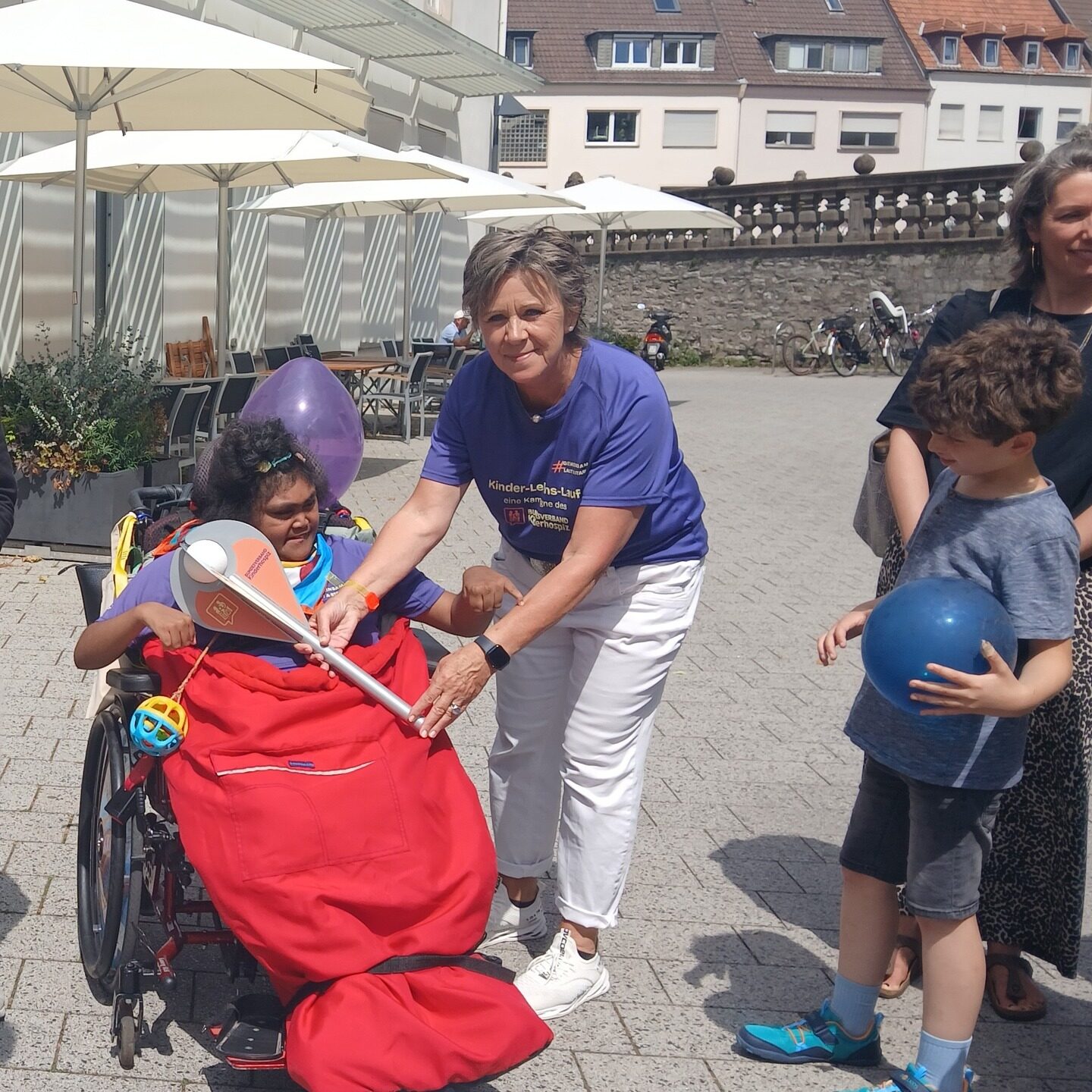 Hier seht ihr die Vorsitzende des @bundesverbandkinderhospiz , Irene Müller, die Nika die Engelsfackel übergibt. Rechts daneben steht Clemens mit seiner Mutter Vera Westerwinter.
