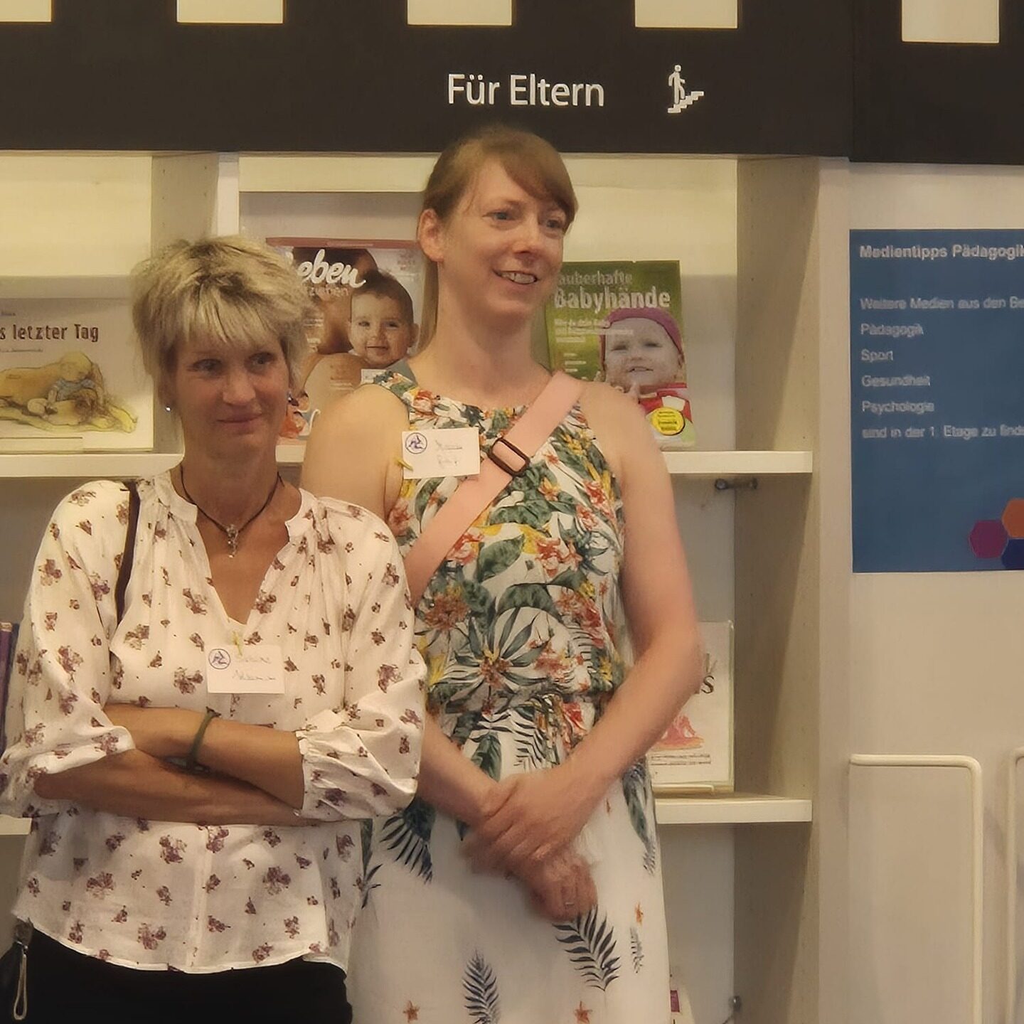 Autorin Maren Graf neben der stellvertretenden Paderborner Bürgermeisterin Sabine Kramm. Beide schauen in die Richtung des Mitmach Theaterstückes.